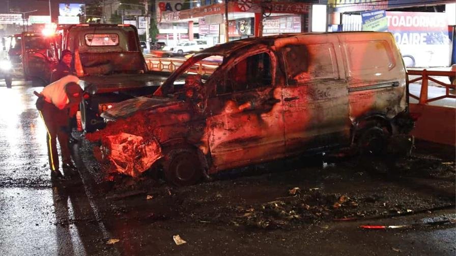 Minivan de carga se incendia en elevado de la 27 de Febrero con Ortega y Gasset