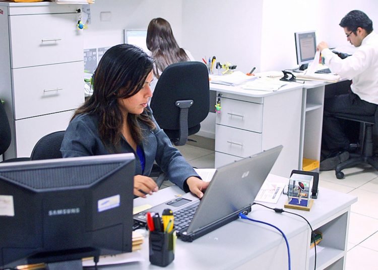 Mujeres les ganan espacio a los hombres en mercado laboral formal Mujeres les ganan espacio a los hombres en mercado laboral formal