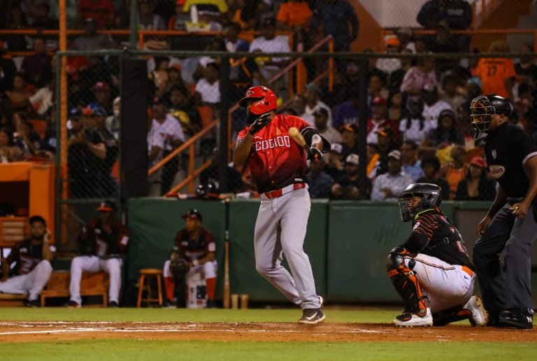 Navarro y Lake remolcan cinco para colocar 2-0 al Escogido en la final