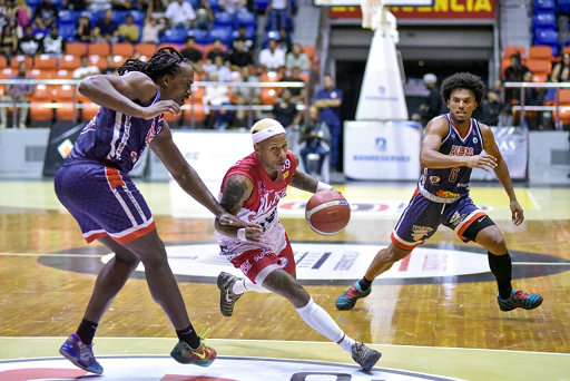 Oliver García anota: 42 puntos y Plaza Valerio tumba a Pueblo Nuevo en la apertura del Superior 2026