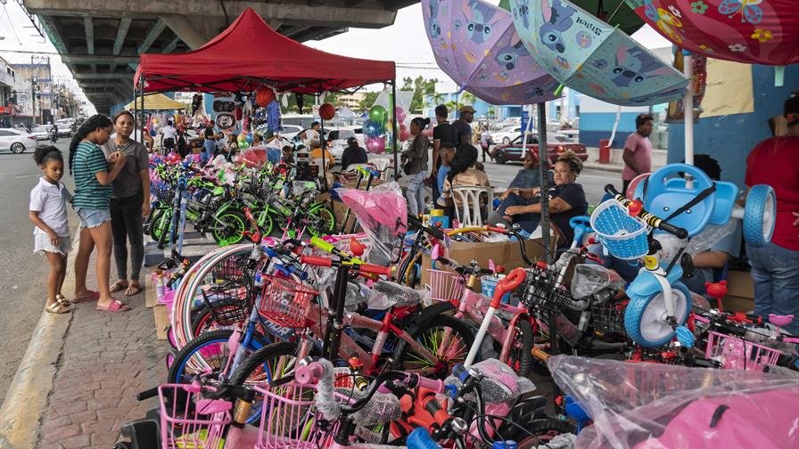 Padres mantienen tradición del Día de Reyes pese a altos precios de los juguetes