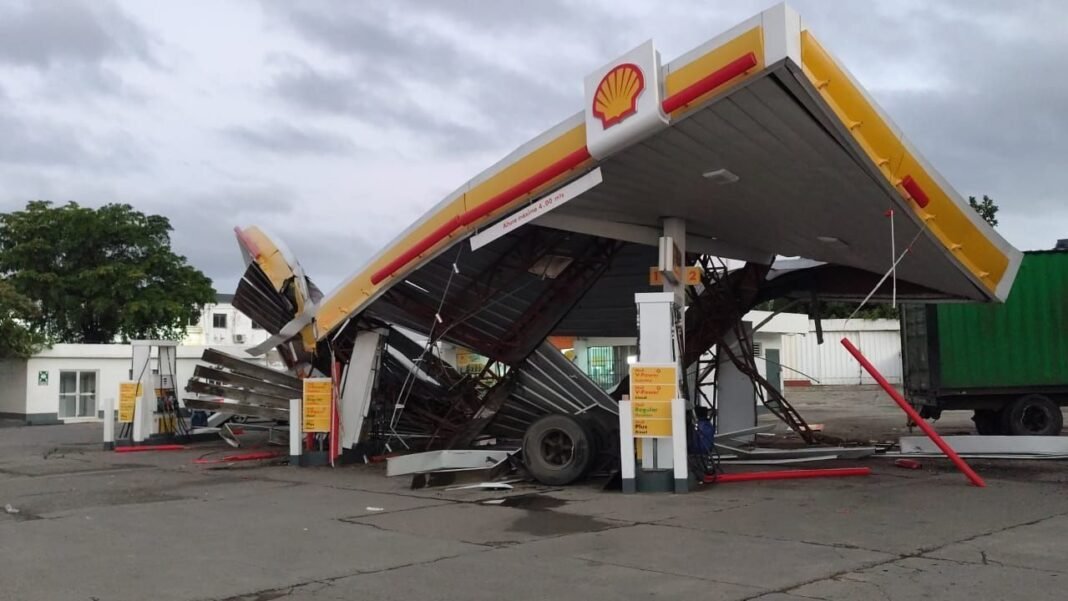 Patana destruye estación de combustibles en Santiago; conductor resulta herido