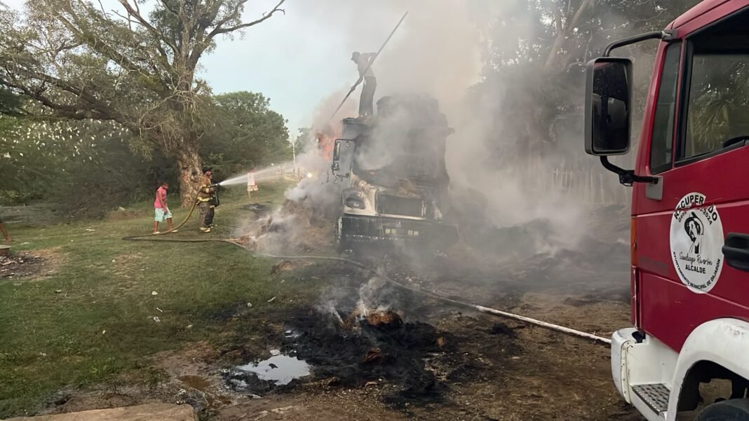 Patana se incendia tras caída de cable eléctrico en Dajabón