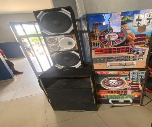 Policía incauta tragamonedas, drogas y motocicletas ilegales en operativo