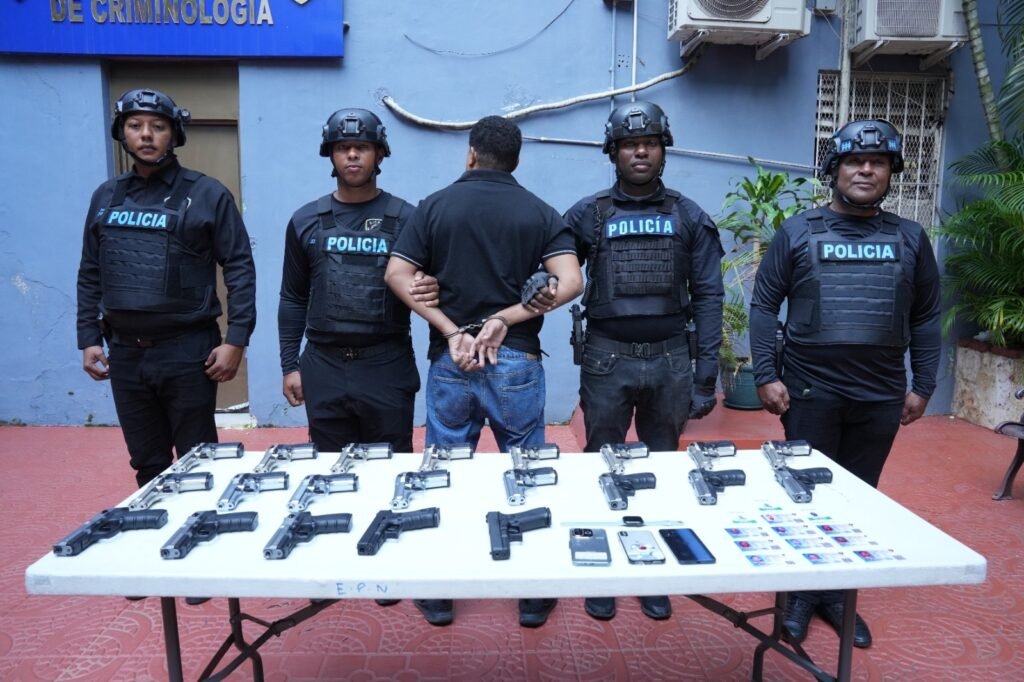 Policía Nacional ocupa 21 armas de fuego traumáticas y apresa a un hombre en el Distrito Nacional