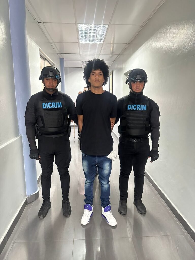 Policía Nacional recibe entrega voluntaria de joven acusado de la muerte de otro tras ataque con objeto contundente en Sabana Perdida