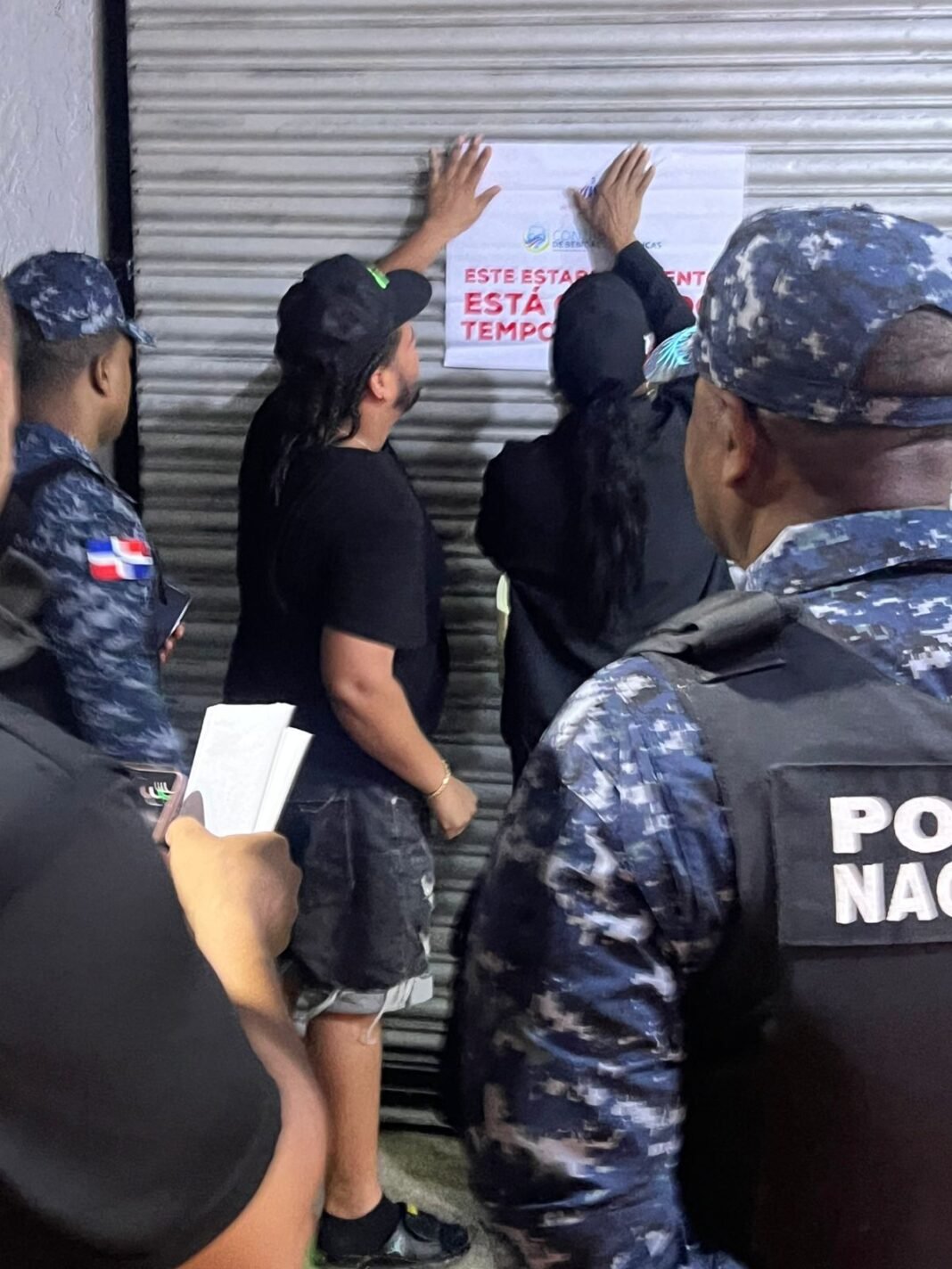 Policía y COBA intervienen negocio “Los Chelos” por contaminación sónica en Los Guaricanos, SDN