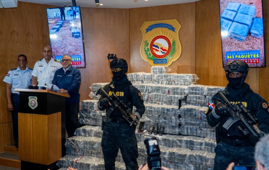 PRIMER GOLPE DEL AÑO: INTERVIENEN EMBARCACIÓN CON 863 PAQUETES PRESUMIBLEMENTE COCAÍNA; HAY DOS DETENIDOS