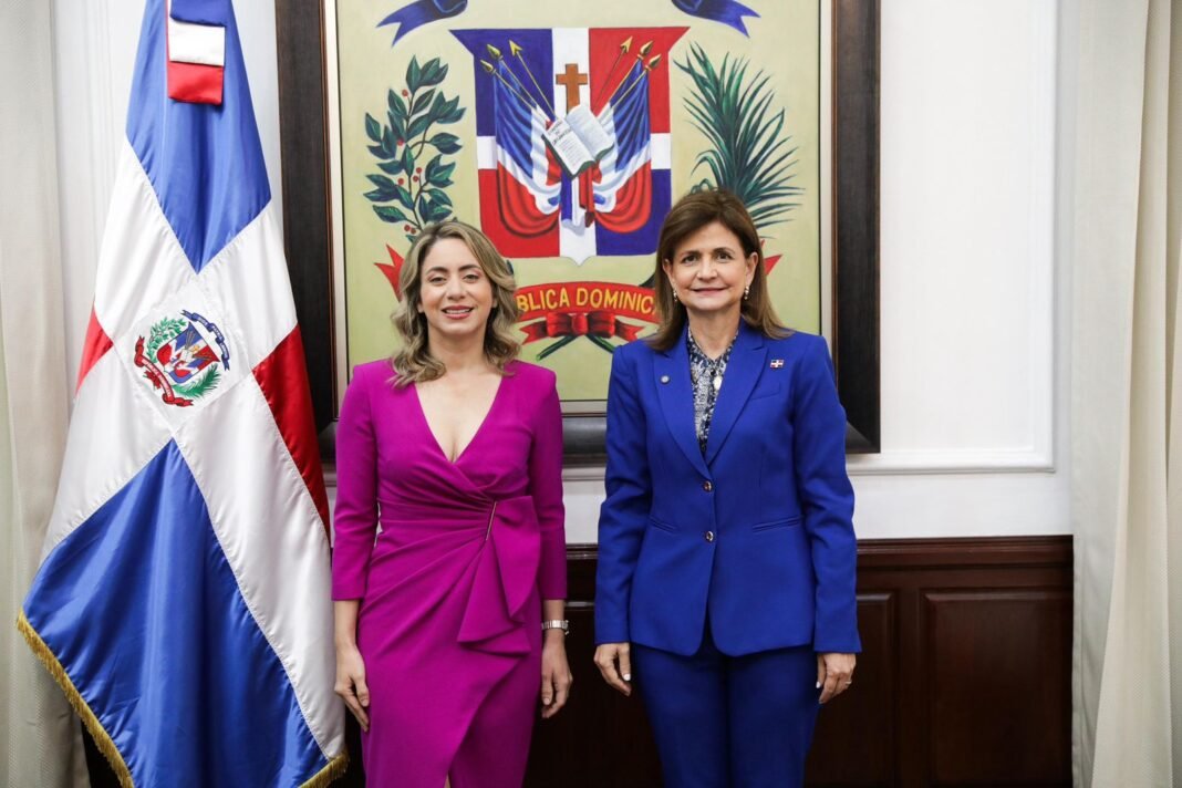 Raquel Peña juramenta a Gloria Reyes como nueva ministra de la Mujer