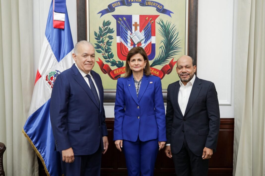 Raquel Peña juramenta a Pedro Urrutia como nuevo director de la DGII