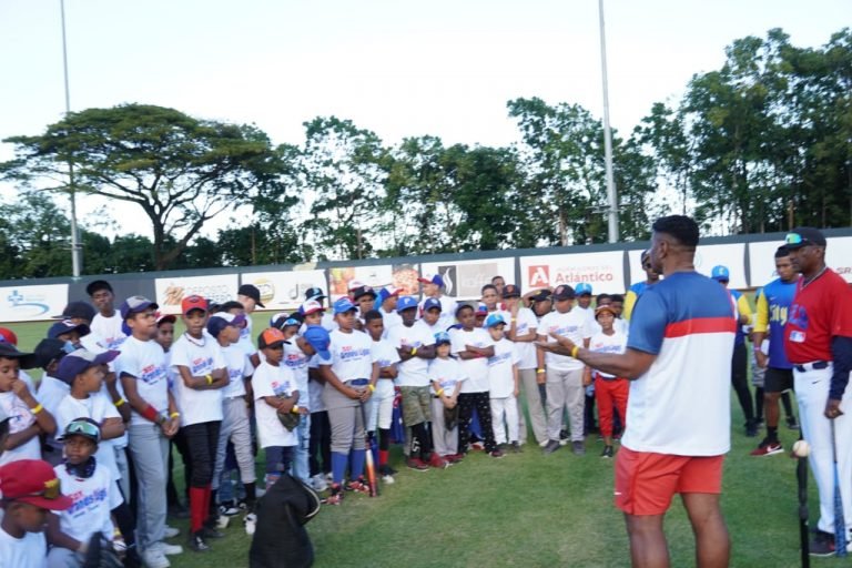 Reconocen en Puerto Plata Peloteros de grandes ligas activos y retirados de Grandes Ligas; ofrecen clínicas a niños