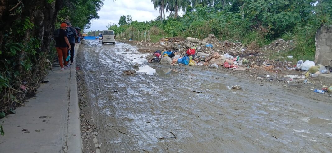 Residentes de La Fe en Los Alcarrizos exigen al Gobierno reparación de sus calles