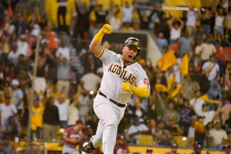 Sencillo ganador de Julio Rodríguez y lluvia de jonrones en triunfo aguilucho ante Gigantes Sencillo ganador de Julio Rodríguez y lluvia de jonrones en triunfo aguilucho ante Gigantes