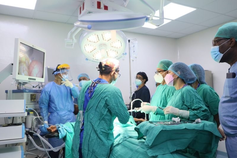 SNS dice registrar récord histórico en cirugías con aumento de 34.3 % en 2025