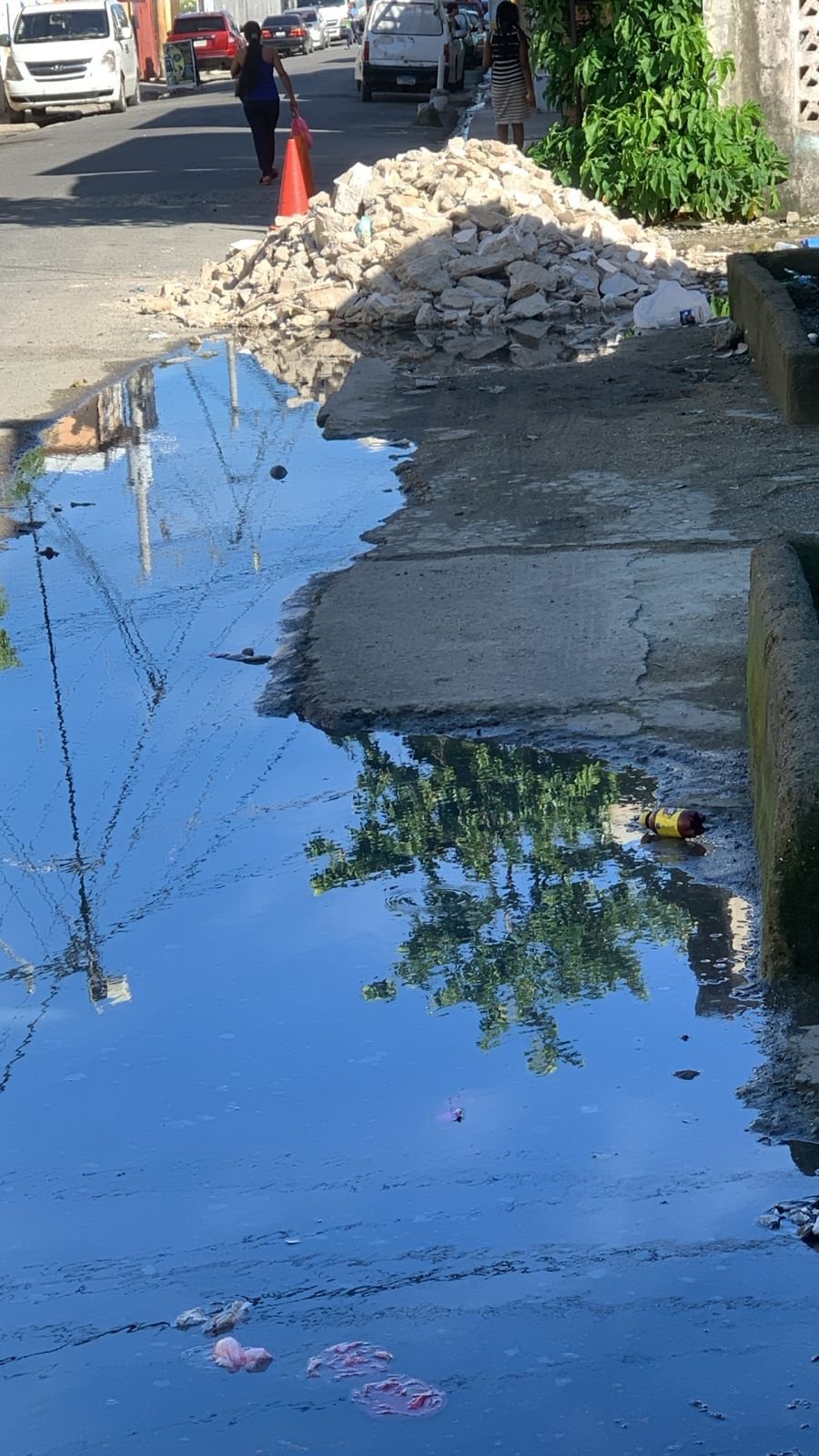 Vecinos denuncian obstrucción ilegal de alcantarillas y acumulación de aguas residuales en el Ensanche Isabelita