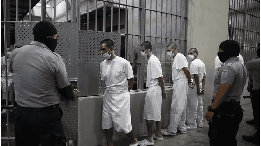 Violencia física encabeza causas de muertes de presos salvadoreños, según informe de ONG