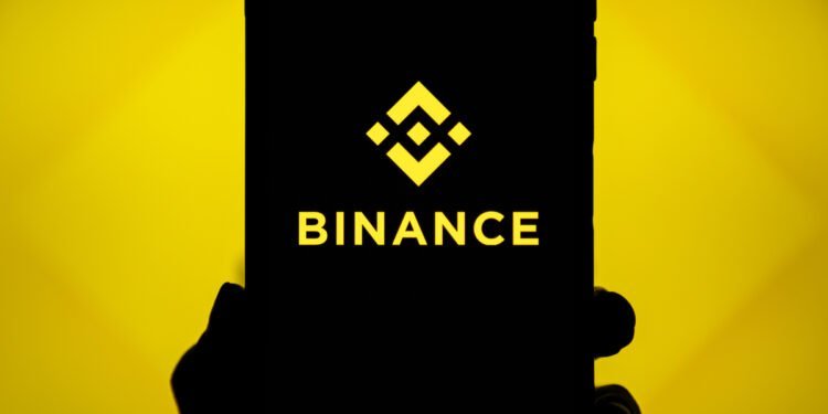 Binance le mete un coro ‘anti-FUD’ con billete: $34,000 para el que la saque del estadio