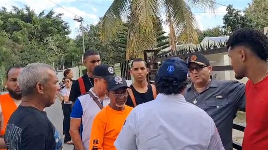 Buscan a una mujer y un niño reportados como desaparecidos tras presunta caída en un hoyo