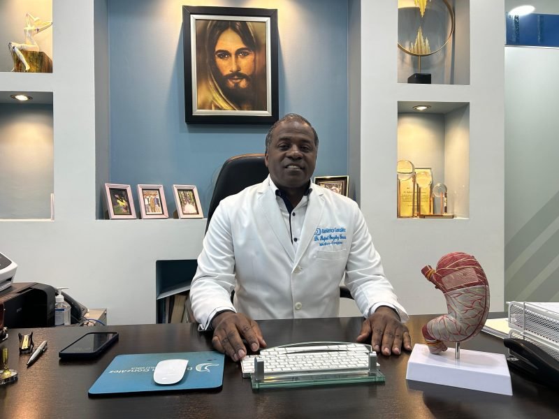 Cirujano advierte aseguradoras niegan materiales esenciales y ponen en riesgo vidas