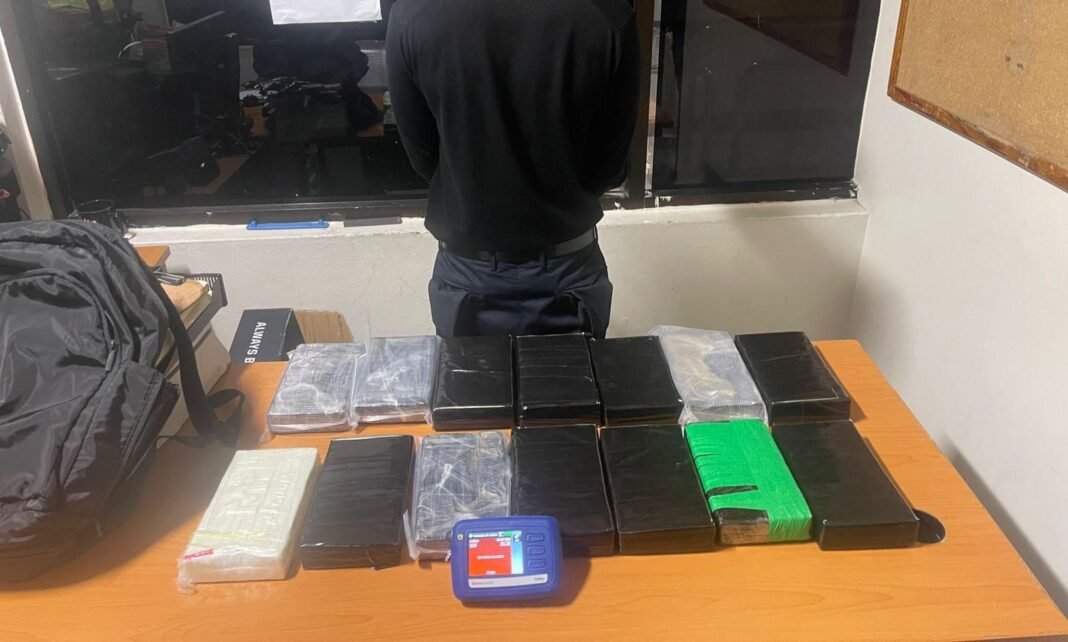 Detienen Croata de 21 años con 14 paquetes de cocaína en el AILA