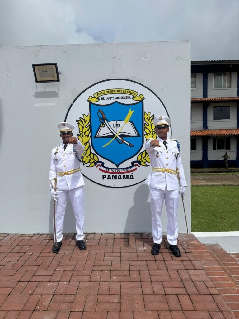 Dos jóvenes oficiales culminan su formación en Panamá y egresan como Segundos Tenientes de la Policía Nacional