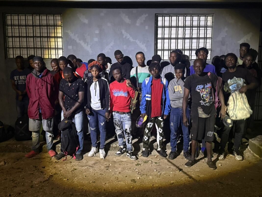 ERD detiene vehículo con 26 haitianos indocumentados en La Vega