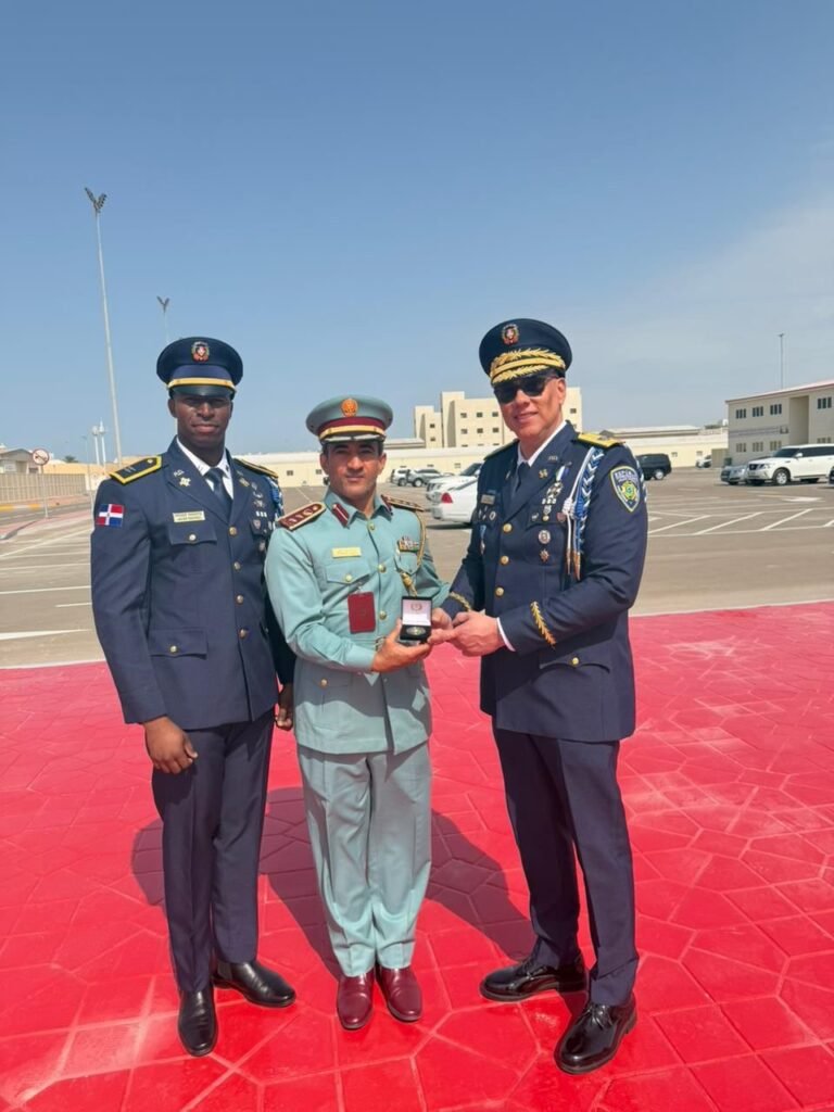 👮♂️ Oficial dominicano se gradúa entre los mejores del mundo en prestigioso programa internacional en Abu Dabi 🌍🎓🇦🇪