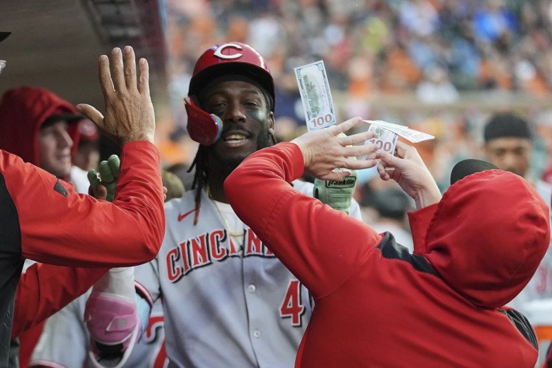 Gerente de los Rojos afirma que Elly de la Cruz solo conducía motocicleta para un video