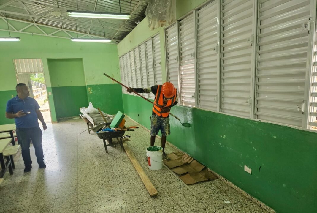 Gobierno acelera terminación y remozamiento de centros educativos en Boca Chica