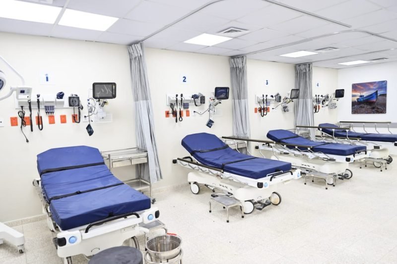 La Vaina de las Hospitalizaciones: ¿Por Qué se Nos Van los Chelitos en Cosas Evitables?