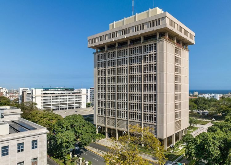 ¡Qué Vaina Bacana! Las Tasas de Interés Bajan y la Economía Dominicana Se Pone Chula