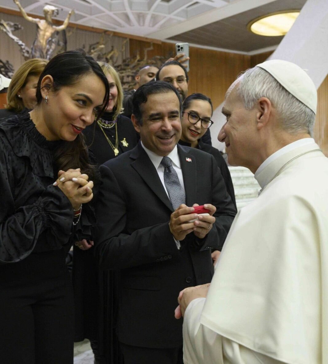 El Coro Más Chulo en el Vaticano: Bodas de Plata Bendecidas por el Papa