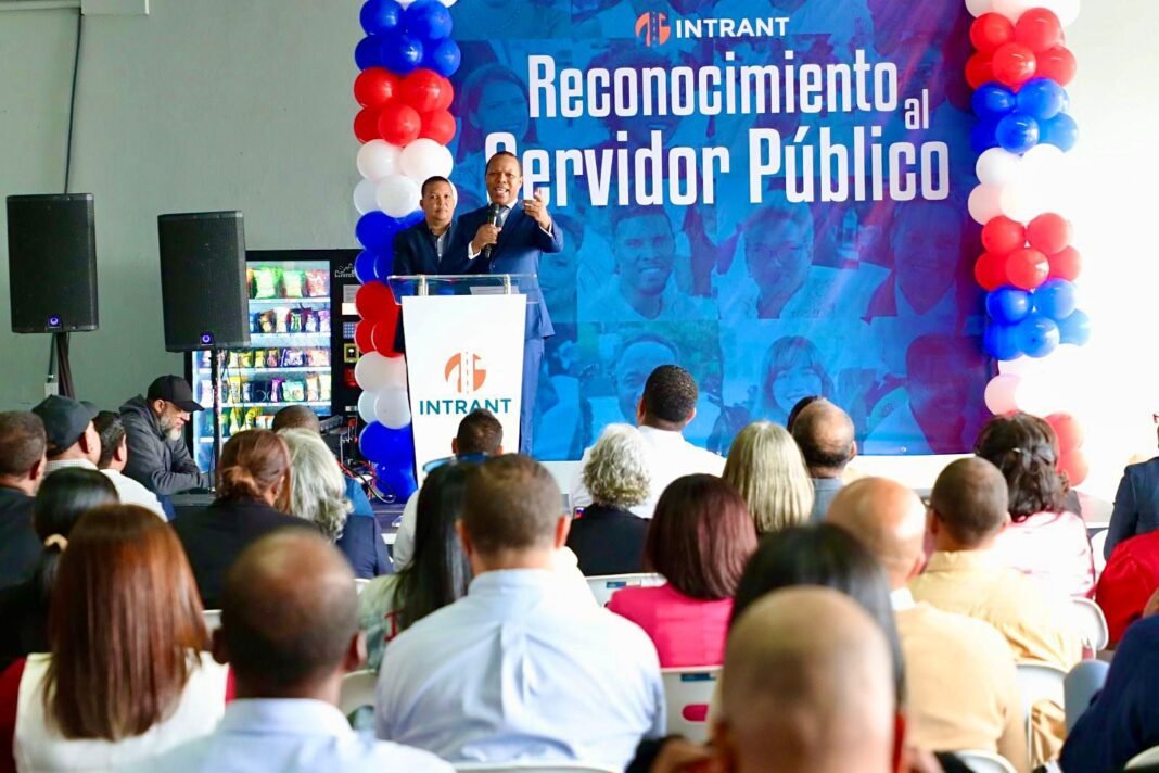 INTRANT reconoce trayectoria de 56 servidores públicos