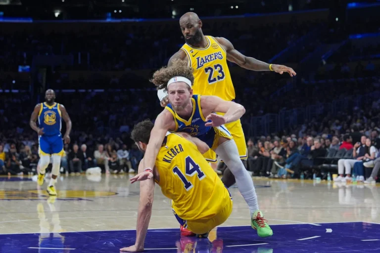 LeBron James suma 20 puntos y 10 asistencias para guiar a Lakers ante los Warriors. Otros resultados