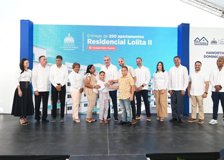 Luis Abinader entrega 200 apartamentos en SDO financiados por Banreservas