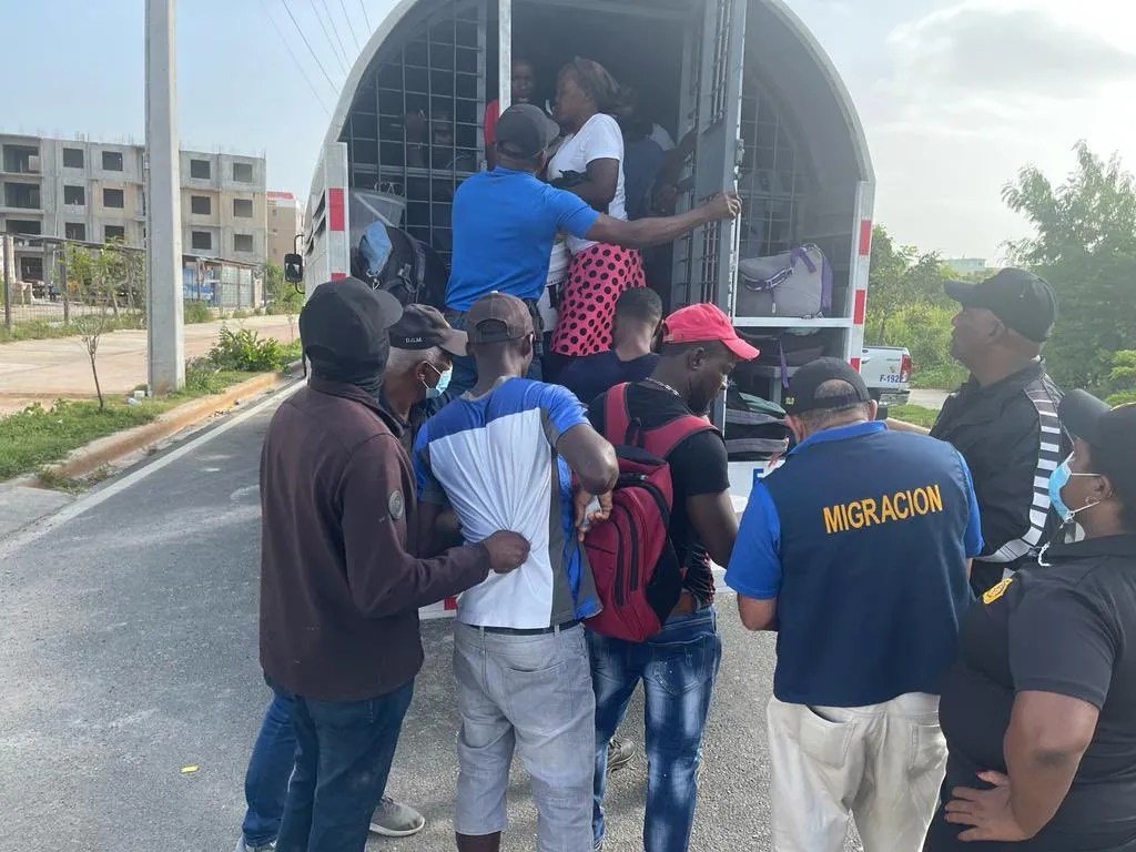 Migración dice que arrestó a 1,550 haitianos indocumentados y mandó a su país a otros 812