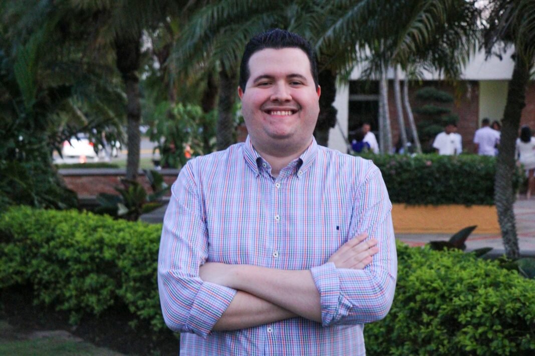 “No se rindan”: Andrés Morey, estudiante dentro del espectro autista, se gradúa en PUCMM