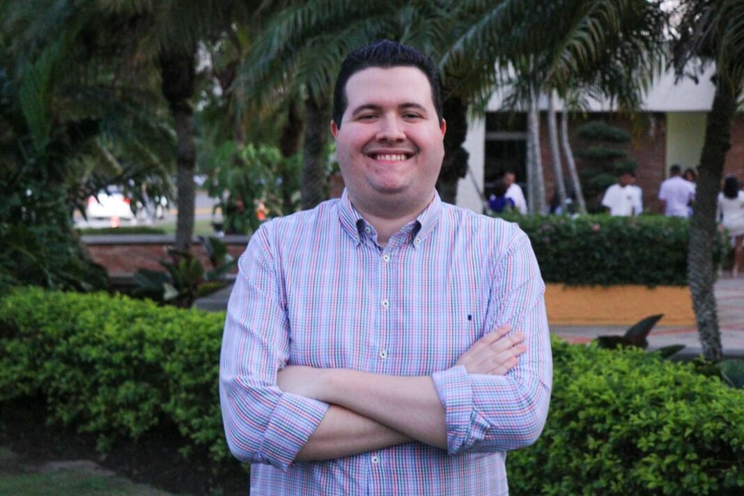 ¡Qué Vaina Bacana! Andrés Morey se Gradúa en PUCMM y Nos Da una Cátedra de Perseverancia