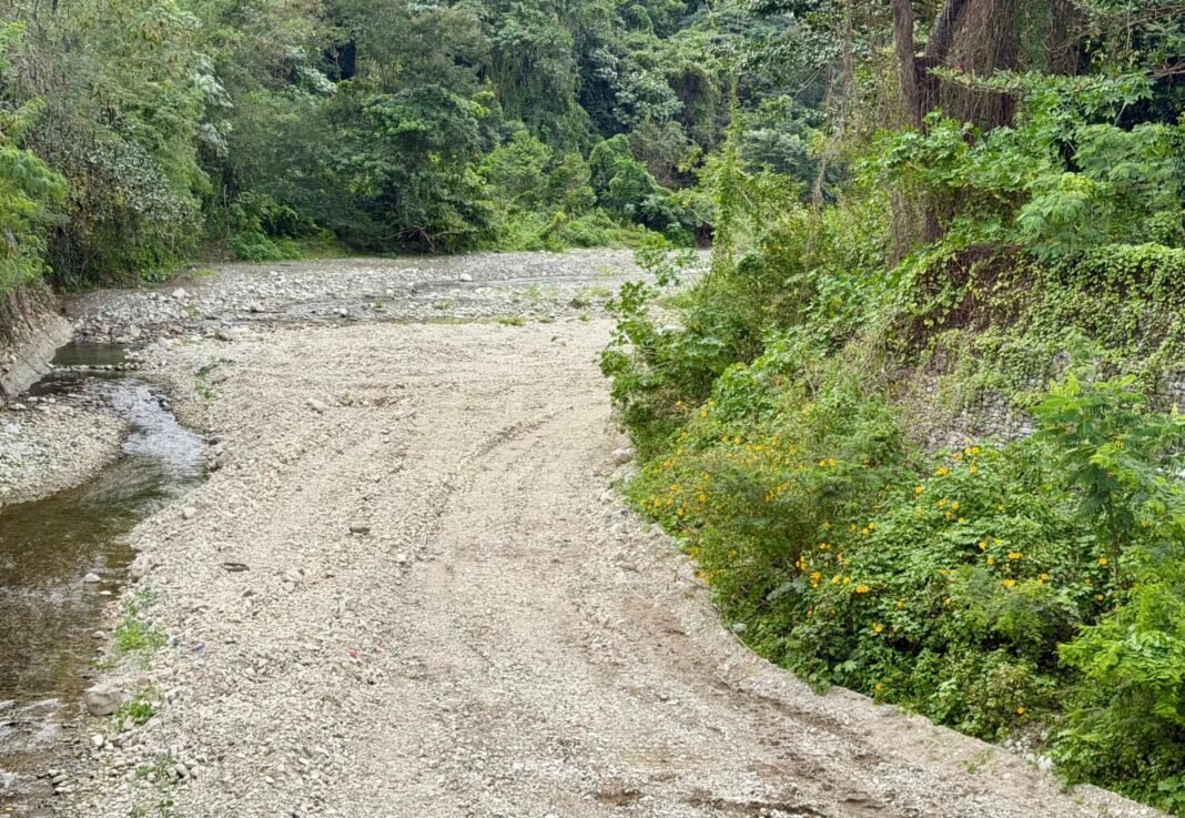 Piden a Abinader intervenir ante construcción de carretera dentro del cauce de un río en San Cristóba