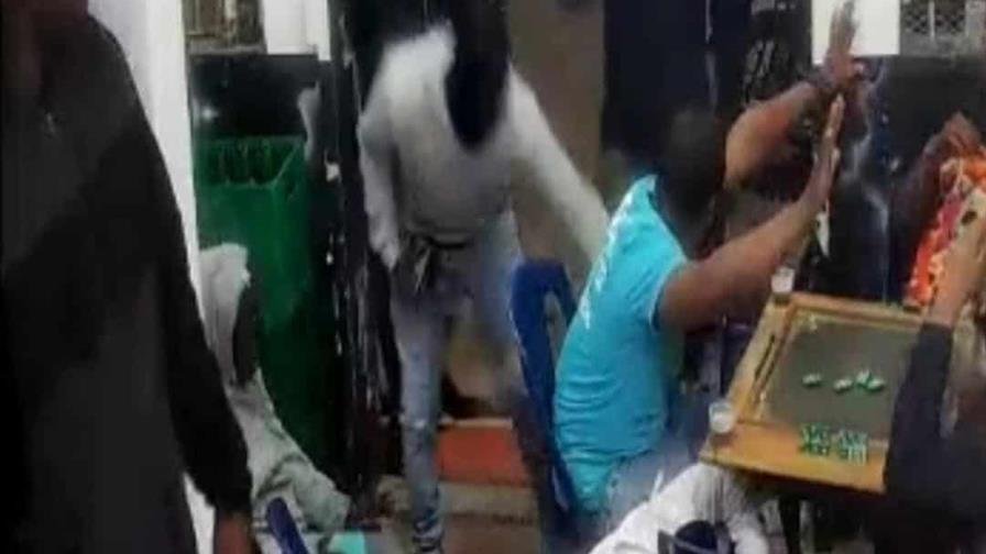 Policía busca a cuatro hombres señalados de asaltar varios jóvenes en una cafetería en San Isidro