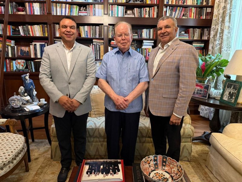 Titular SNS resalta compromiso con salud durante encuentro con empresario Pepín Corripio