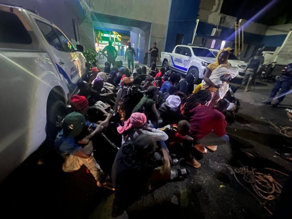 DINTEL intercepta camión con indocumentados en Baní