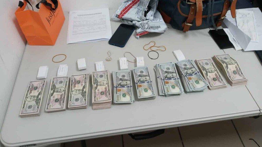 ¡Qué ‘vaina’! DGA confisca un ‘viaje de’ dólares en el Aeropuerto del Cibao DGA confisca gran cantidad de dólares en el Aeropuerto del Cibao