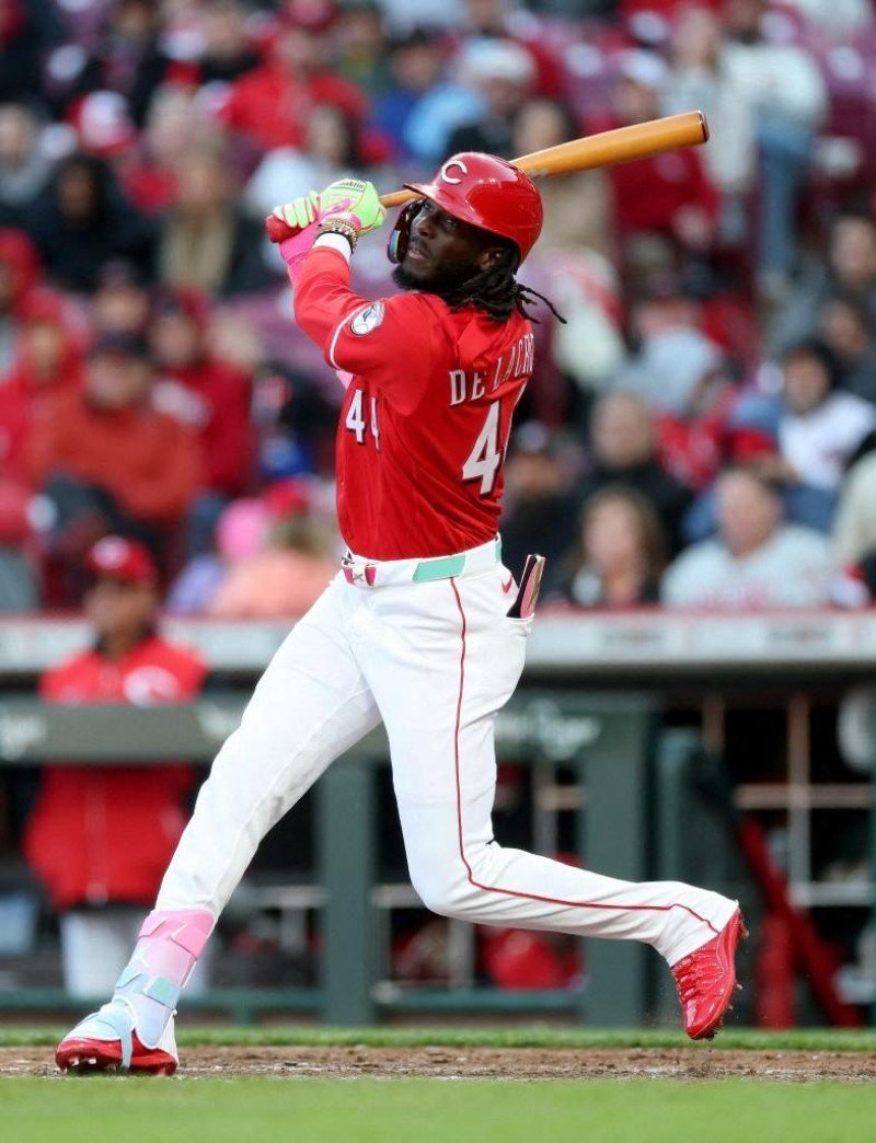 ¡Elly De La Cruz ‘se bota’ con un jonrón y los Rojos arman un ‘coro jevi’ en Boston! Elly De La Cruz jonronea y Rojos ganan en extra innings en Boston