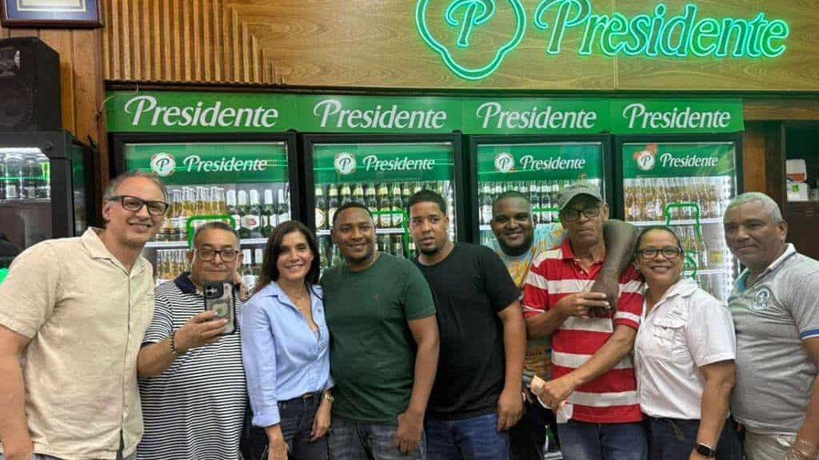 ¡Klk con la Embajadora!: El viernes ‘bacano’ de Leah F. Campos en un colmado de Don Bosco Klk con la Embajadora: El viernes bacano de Leah F. Campos en un colmado de Don Bosco