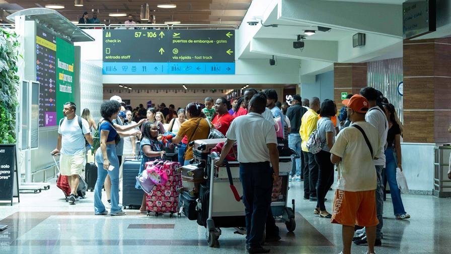 ¡Qué ‘vaina’! Cientos de Pasajeros de World2Fly, ‘Varados’ en el AILA Qué vaina! Cientos de Pasajeros de World2Fly, varados en el AILA