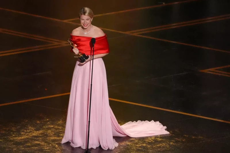 ¡Jessie Buckley se lució en los Oscar y se llevó su vaina por ‘Hamnet’!