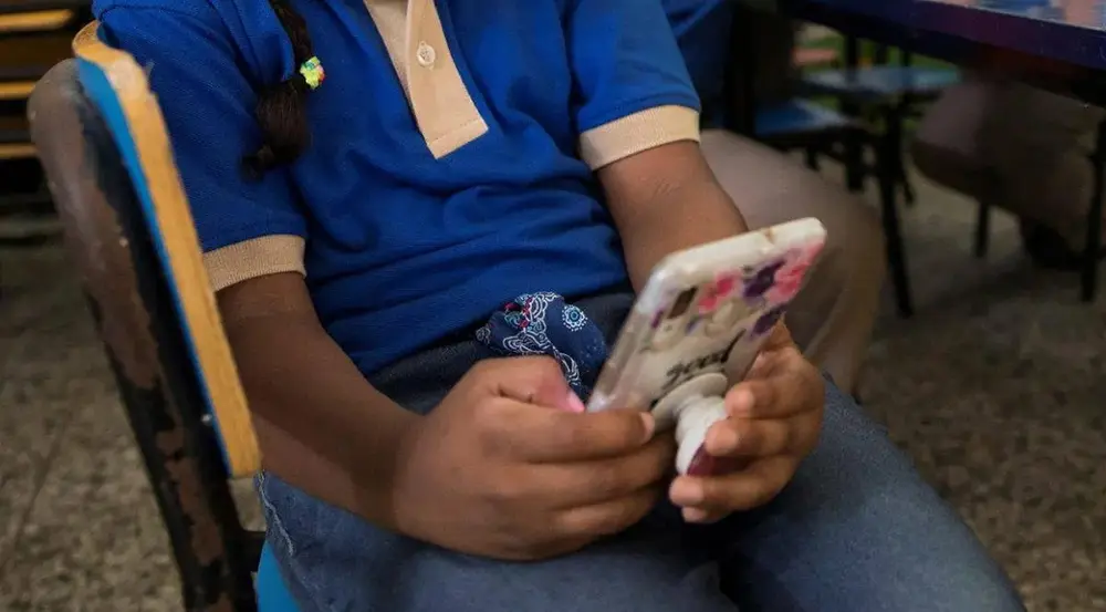 ¡No más Tigueraje Digital! Educación pone freno a los celulares en el aula