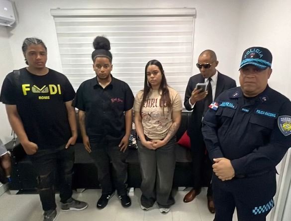 Bronca en el Aeropuerto del Cibao: La Joven del Pique se Entrega