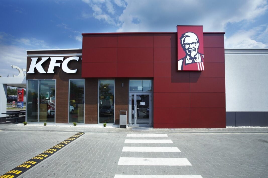 ¡Qué Vaina! Empleada de KFC Agredida: Un Cliente ‘Se Pasó de la Raya’